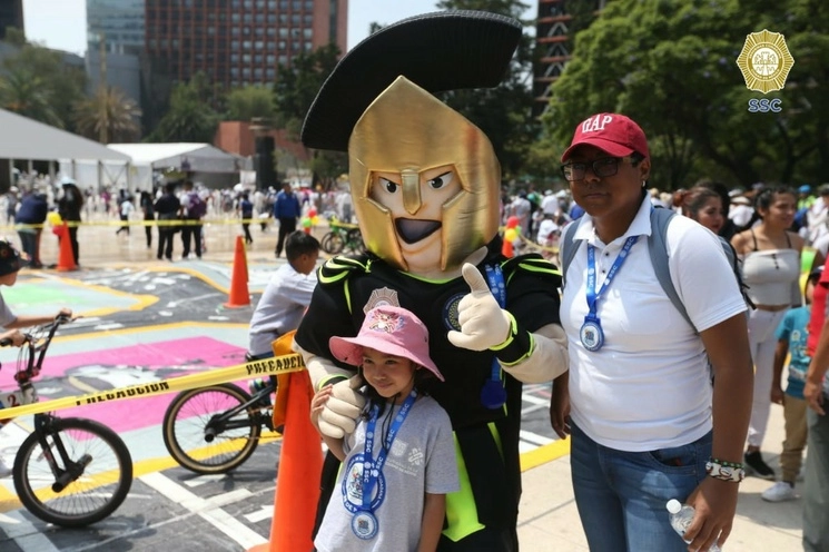 Los pequeños estuvieron acompañados durante el recorrido por luchadores y  botargas. Foto cortesía SSC