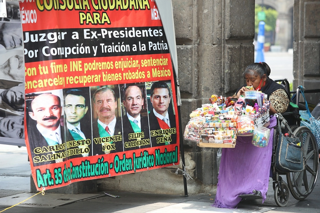 Brigadas cívicas colocaron lonas alusivas a la consulta popular en diferentes puntos de la Ciudad de México.Foto María Luisa Severiano