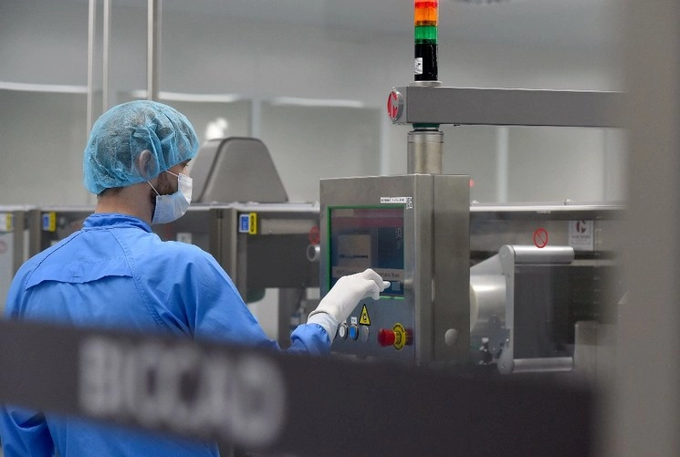 Un investigador de la compañía de biotecnología rusa BIOCAD, misma que está desarrollando su propia vacuna contra el nuevo coronavirus. Foto AFP 