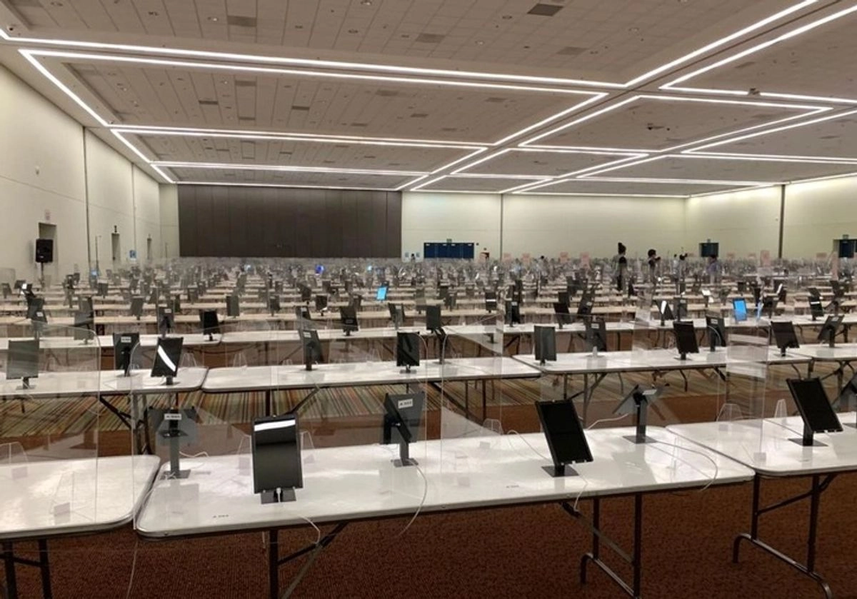 Para garantizar la seguridad, integridad y confidencialidad del proceso evaluativo, se cargaron seis versiones del examen en tabletas donde los aspirantes resolverán el ENARM. Foto 