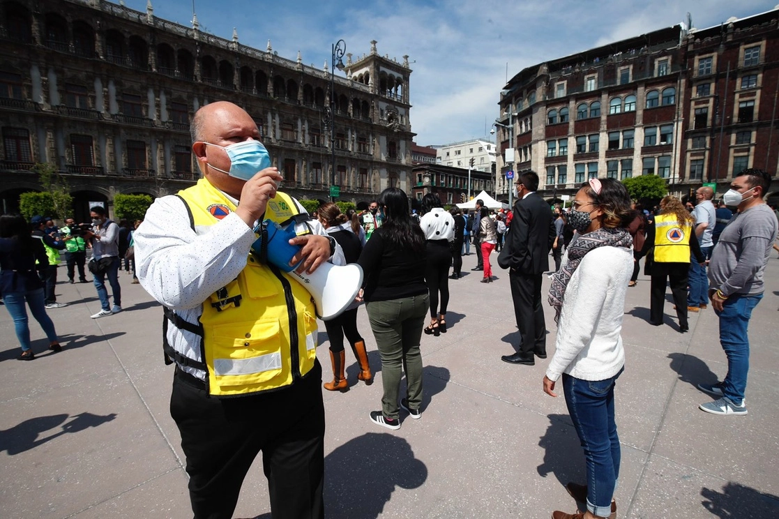 Decenas de ciudadanos participaron durante el simulacro nacional de sismo, en el Centro Histórico de la capital del país, en el 21 de junio de 2021. Foto Cristina Rodríguez