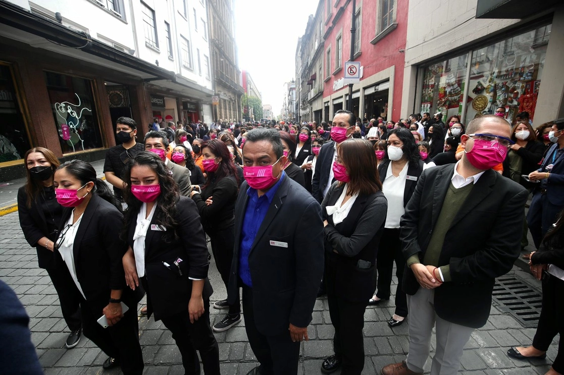 Trabajadores de una tienda departamental participando en el Simulacro Nacional. Foto Luis Castillo