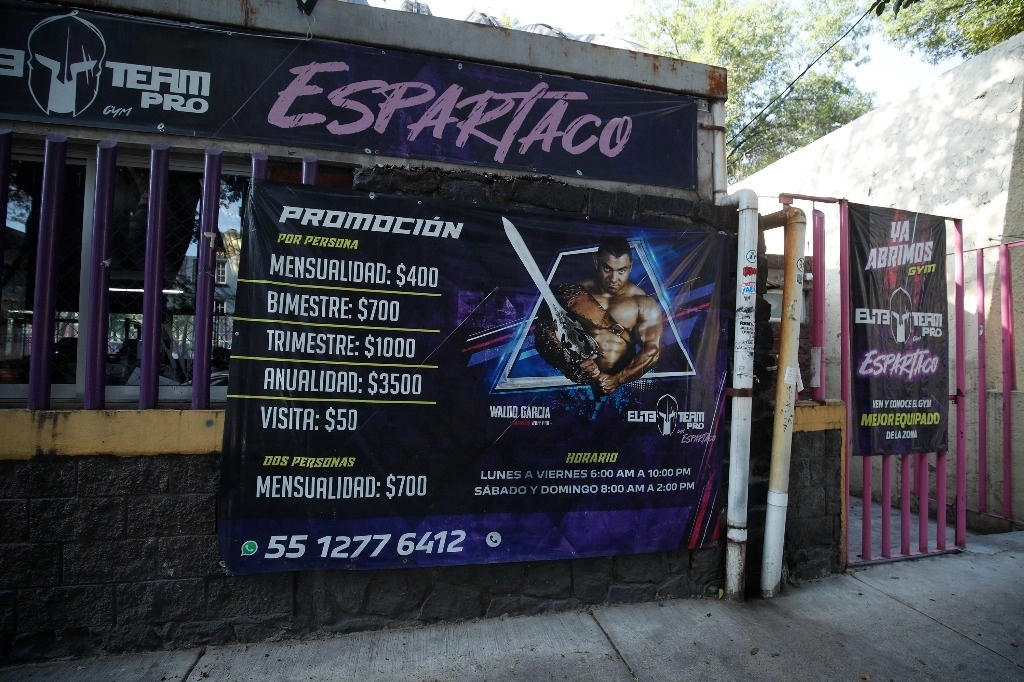 En las lonas se promociona con las instalaciones mejor equipadas de la zona y todos los días tiene actividades de cuatro horas por la mañana y los fines de semana son seis. Foto Cristina Rodríguez



