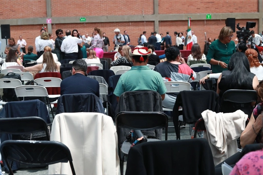 Diputados esperan el inicio de la sesión, en la Sala de Armas de Ciudad Deportiva, donde se prevé que aprueben la reforma judicial. Foto Luis Castillo