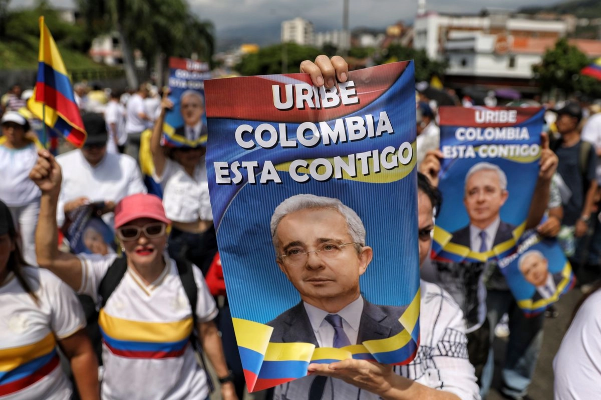 Partidarios del ex presidente Álvaro Uribe marchan para mostrarle su apoyo tras su condena a 12 años de arresto domiciliario por manipulación de testigos y soborno, en Cali, Colombia, el 7 de agosto de 2025. Foto 