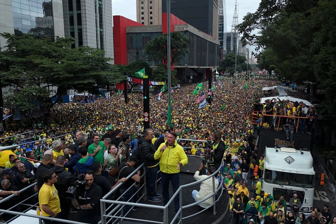 El expresidente brasileño Jair Bolsonaro se dirige a sus simpatizantes durante una manifestación en la Avenida Paulista de São Paulo, Brasil, el 6 de abril de 2025. El expresidente brasileño Jair Bolsonaro encabezó una manifestación en São Paulo el domingo, la primera desde que el Tribunal Supremo decidió juzgarlo por liderar un intento de golpe de Estado. Foto