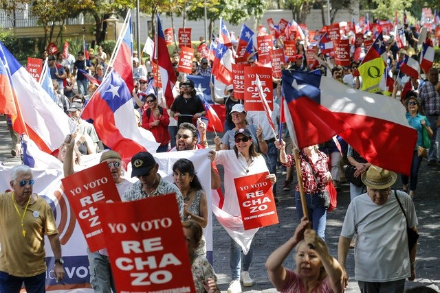 Un tenso enfrentamiento protagonizaron ayer detractores y partidarios de una nueva Constitución para Chile durante una protesta en esta capital. Foto Afp 