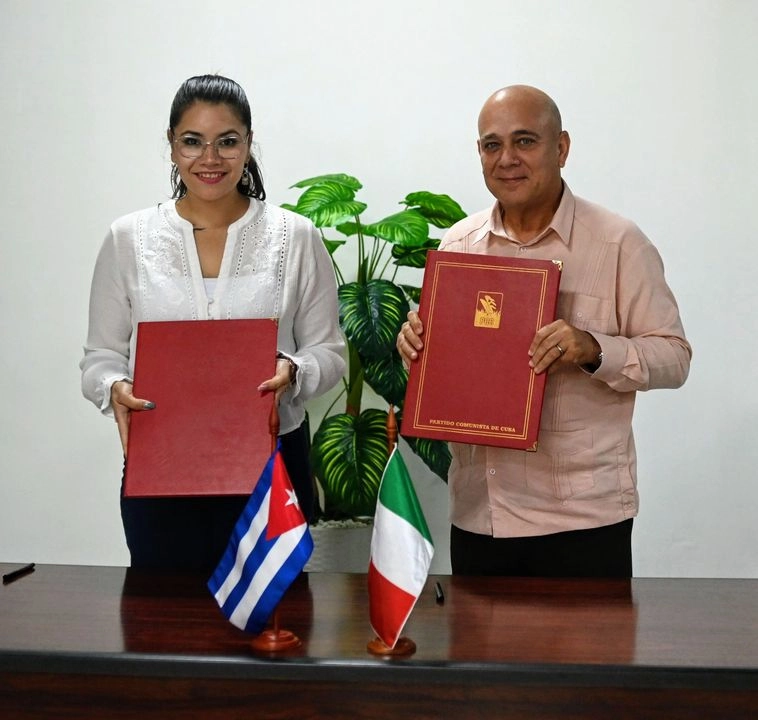 Tuve el honor de encabezar la firma de convenio entre el @PartidoMorenaMx y @PartidoPCC, difundió Carolina Rangel en redes. Foto

