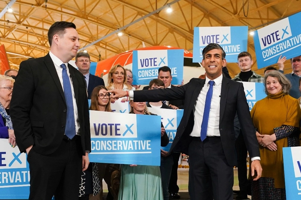 El candidato del partido conservador, Lord Ben Houchen, de izquierda, con el primer ministro británico, Rishi Sunak, tras su reelección como alcalde de Tees Valley en Teesside, Inglaterra, el viernes 3 de mayo de 2024. Foto Ap