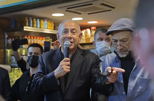El primer ministro israelí Benjamin Netanyahu, líder del partido Likud, se dirige a simpatizantes en un mercado en Jerusalén, el 22 de marzo de 2021. Foto Afp