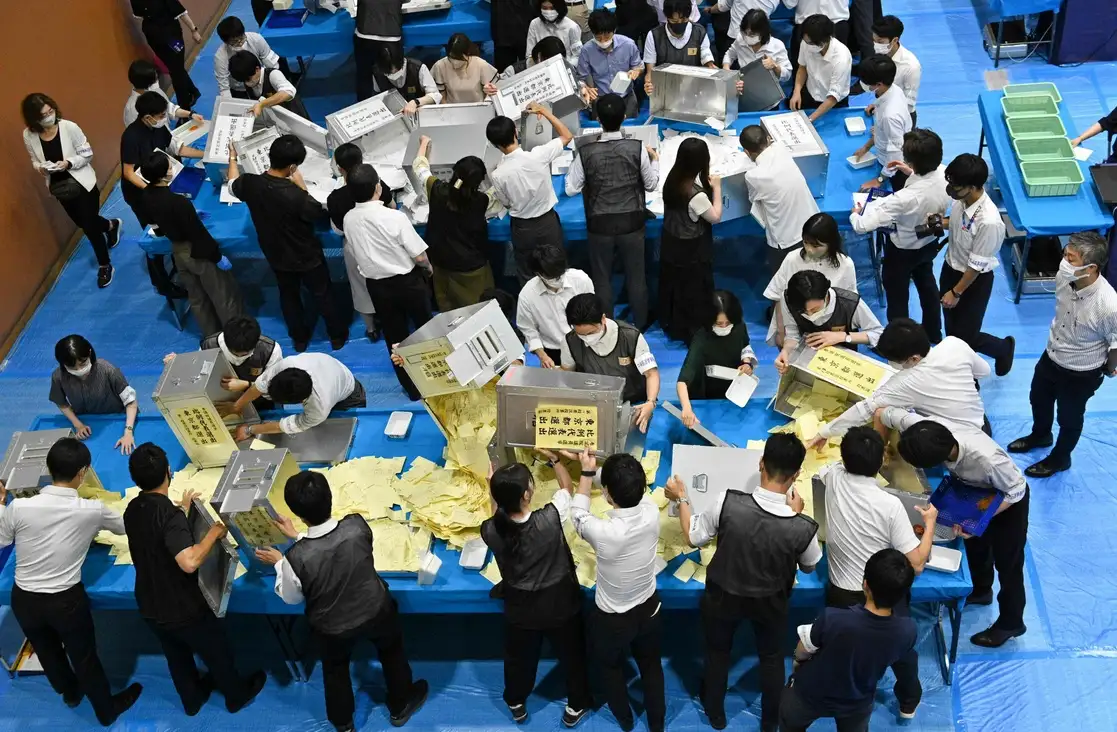 Conteo de votos en la elección de legisladores para la Cámara Alta de Japón, el 10 de julio de 2022. Foto Afp