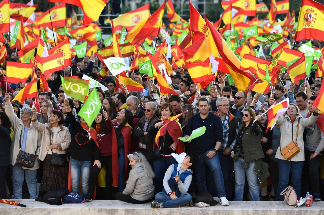 Partidarios del ultraderechista Vox ondean banderas españolas durante un mitin en Madrid. Foto Afp / Archivo
