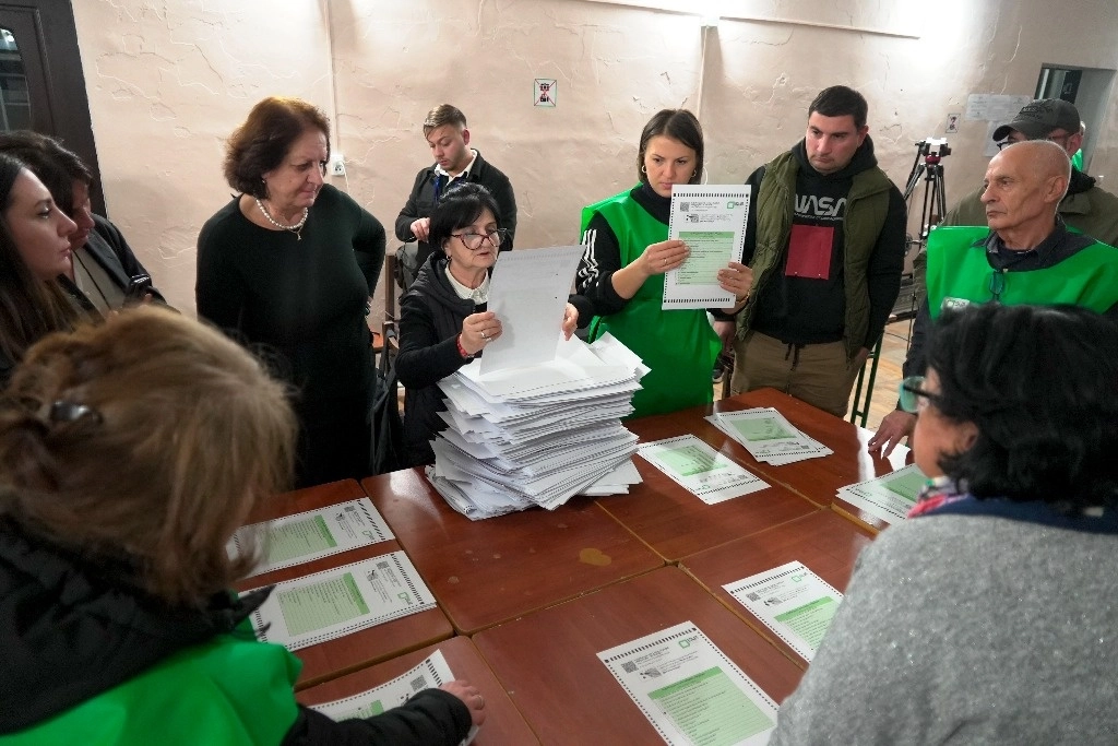 Los miembros de una comisión electoral cuentan los votos en un colegio electoral después de las elecciones parlamentarias en Tbilisi, Georgia, el sábado 26 de octubre de 2024. Foto Ap