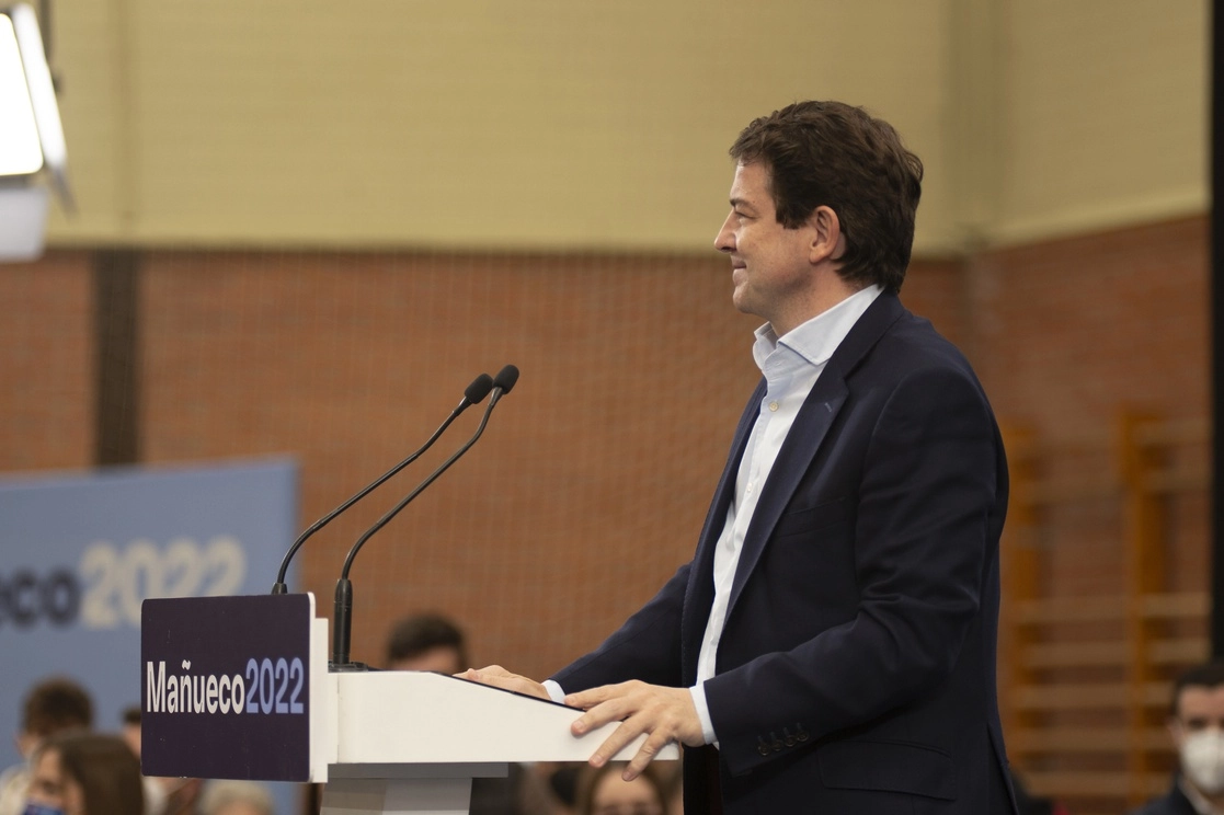El presidente de la Junta de Castilla y León y candidato del PP, Alfonso Fernández Mañueco, interviene en un acto de campaña electoral, a 6 de febrero de 2022, en Palencia, Castilla y León (España). Foto Europa Press