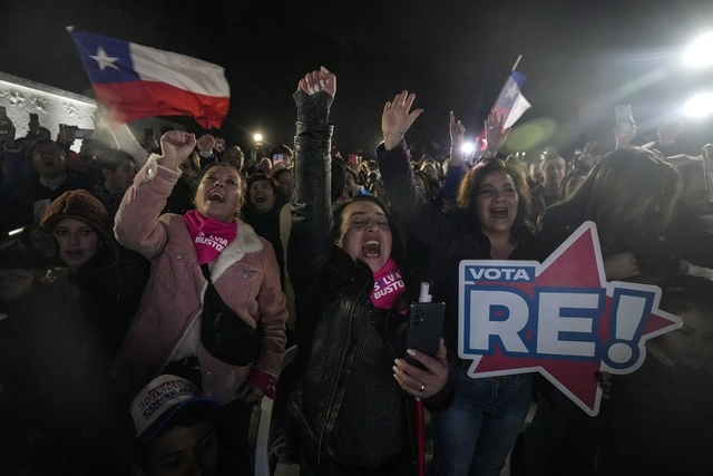 En cuanto al gobierno, añade, "se encuentra acorralado políticamente y debe resolver si insiste en las reformas comprometidas". Foto Ap