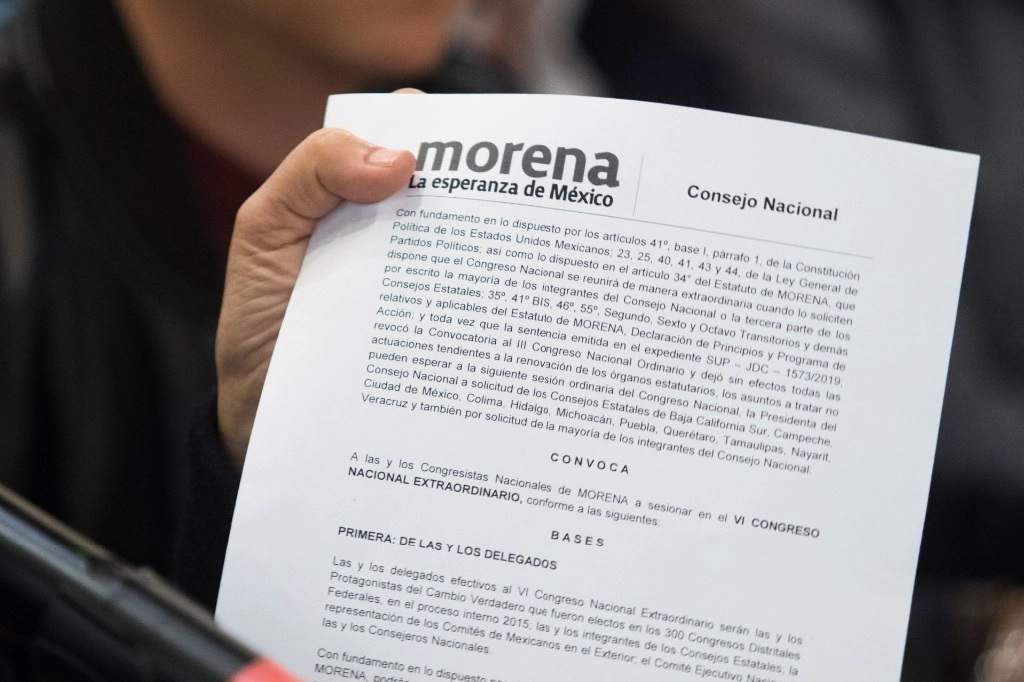 A pregunta expresa sobre la disputa por la dirigencia nacional en Morena, el presidente Andrés Manuel López Obrador reiteró que los partidos deben tener confianza en el pueblo y aplicar encuestas. Foto Cuartoscuro / Archivo