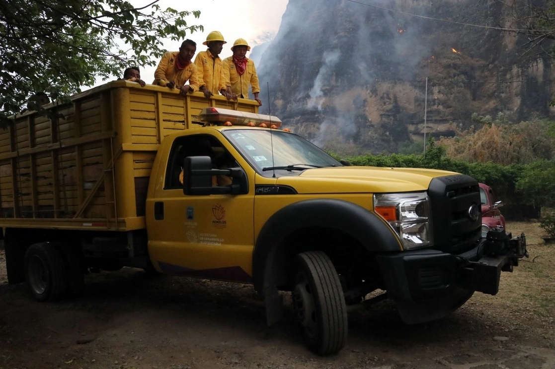 Brigadistas acuden a un incendio forestal localizado en la autopista México-Cuernavaca. Foto Cuartoscuro / Archivo