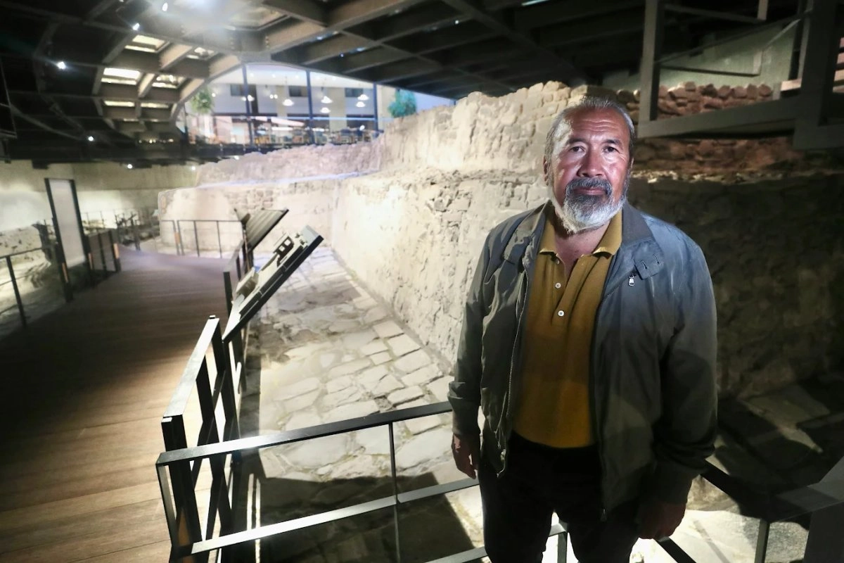 El arqueólogo Raúl Barrera durante un recorrido con La Jornada por el museo de sitio subterráneo del hotel Catedral, ubicado en Guatemala 16, en el Centro Histórico de la Ciudad de México. 