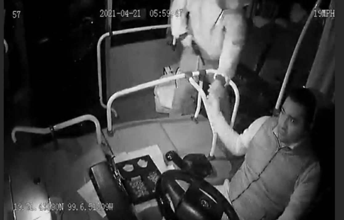 Captura de pantalla de uno de los videos que circulan en redes de un asalto en Zumpango.