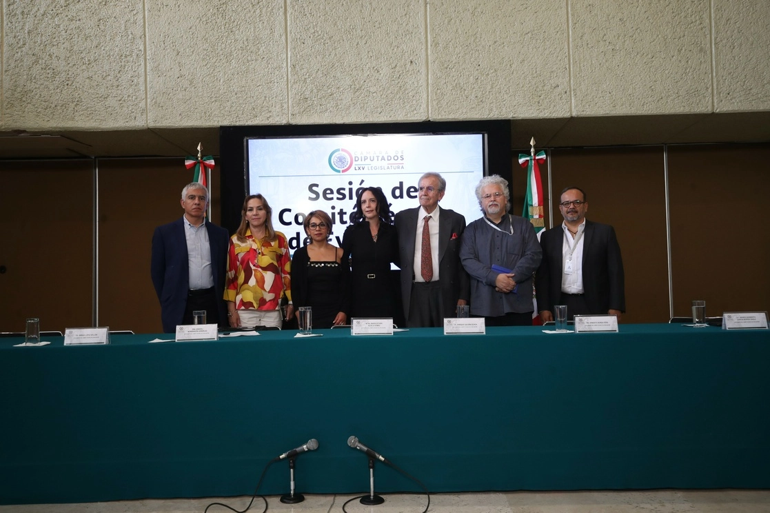 Sergio López Ayllón, Evangelina Hernández Duarte, Araceli Mondragón, María Esther Azuela, Enrique Galván Ochoa, Ernesto Isunza y Andrés Norberto García, integrantes del Comité Técnico de Evaluación. Foto Yazmín Ortega Cortés