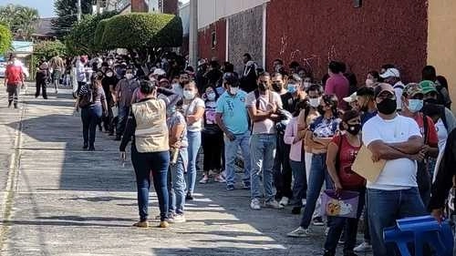 Habitantes de Cuernavaca esperaron este viernes para ser vacunados contra el Covid-19 en el hospital militar de la Secretaría de la Defensa Nacional, luego de informarse que sólo se daría atención los días 14 y 15 de octubre. Foto Rubicela Morelos