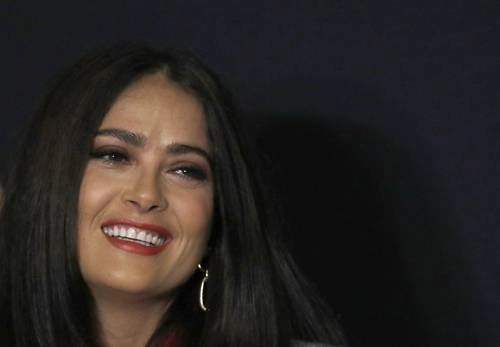La actriz y productora mexicana Salma Hayek forma parte de la lista de 38 artistas que tendrán una estrella en el Paseo de la Fama de Hollywood en 2022. Foto Ap / Archivo