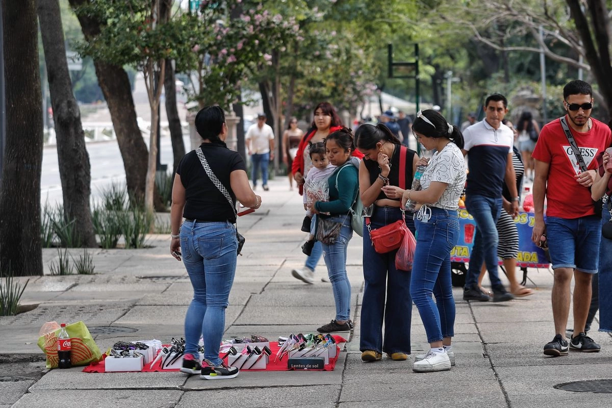 Desde el sexenio pasado, una inmensa e incontenible ola de vendedores ambulantes se apoderó de las banquetas de las principales plazas y vialidades del Centro Histórico  de la CDMX. Foto 