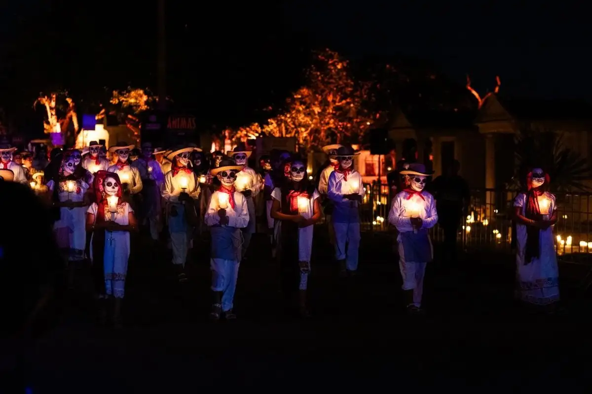 Habitantes de Mérida participaron en el tradicional recorrido de Día de Muertos por la capital yucateca. Foto 