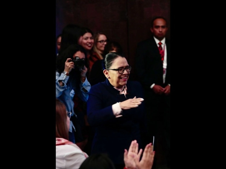 La secretaria de Seguridad y Protección Ciudadana, Rosa Icela Rodríguez, a su llegada a la reunión plenaria de Morena, realizada en el auditorio Aurora Jiménez de la Cámara de Diputados, en la Ciudad de México, el 31 de agosto de 2023. Foto Luis Castillo