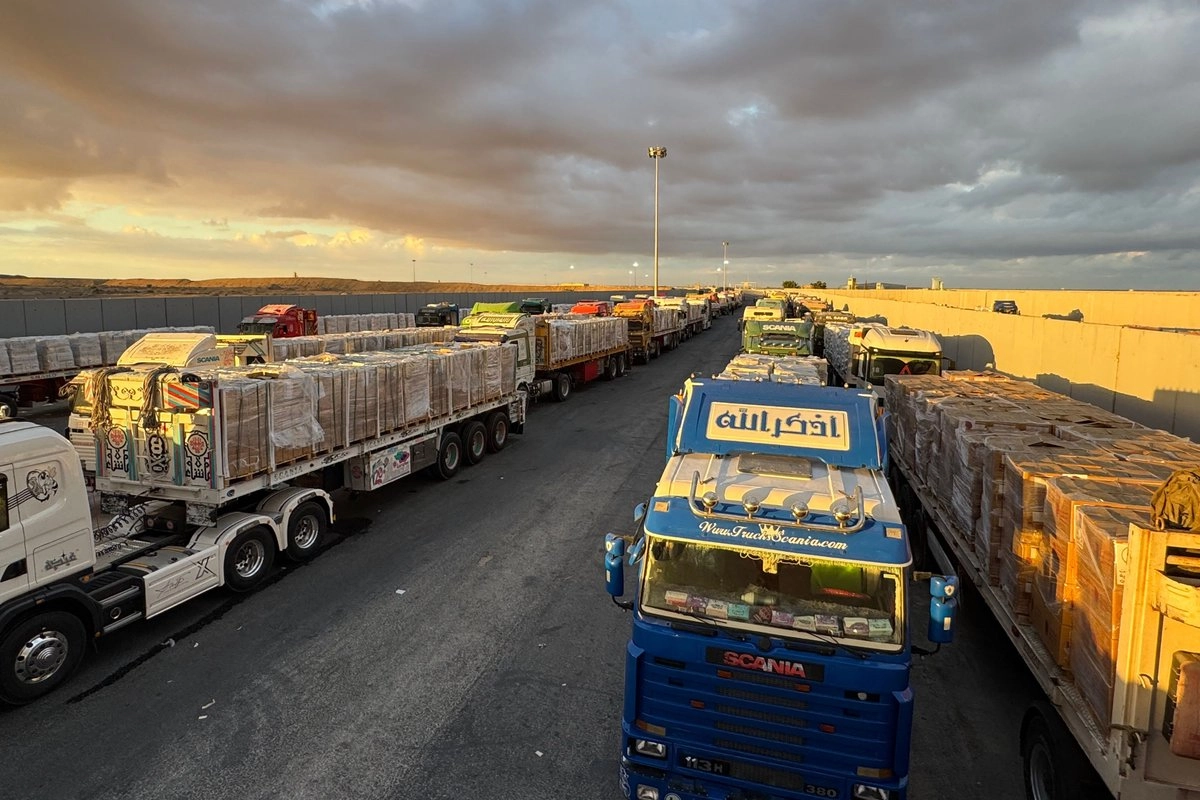 Camiones cargados con ayuda humanitaria están estacionados en el lado egipcio en el paso fronterizo de Ráfah, a la espera de acceder a la Franja de Gaza, el 18 de octubre de 2025. 