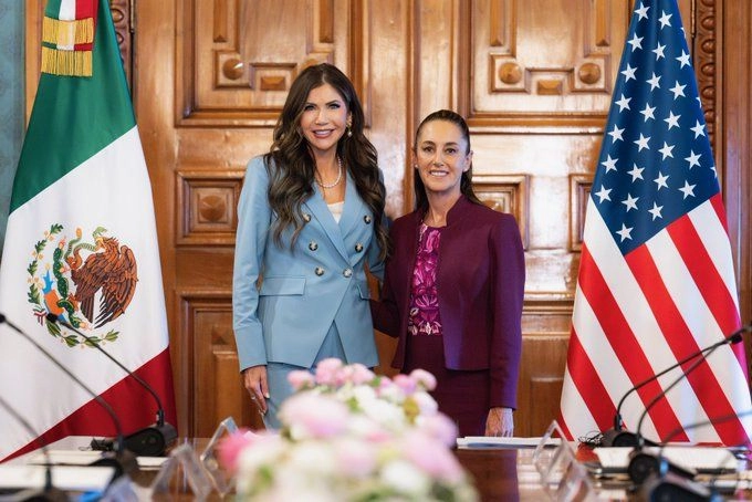 La presidenta Claudia Sheinbaum Pardo (der) junto con la secretaria de Seguridad Nacional de EU, Kristi Noem (izq). Foto tomada de la cuenta de X 

