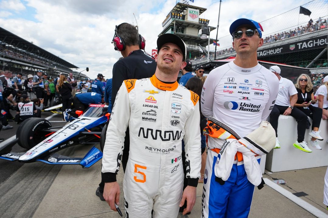 “Pato” O´Ward logró quedarse entre los mejores 12 pilotos de una lista de 34 y este domingo habrá una segunda ronda en donde se eliminarán seis y los otros más rápidos pelearán por la pole position. Foto 