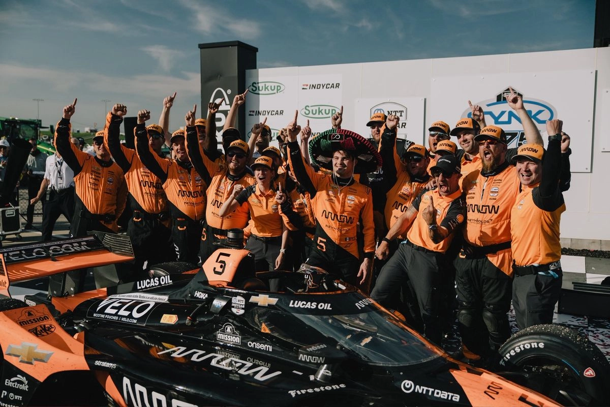 Pato O'Ward y su equipo celebran el triunfo de este sábado. Foto