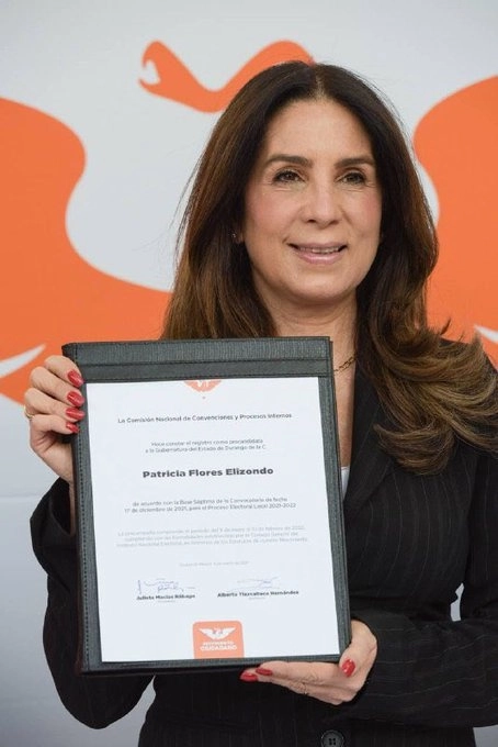 Patricia Flores Elizondo tras registrar su precandidatura con MC. Foto tomada de la cuenta de Twitter @Paty_FloresE