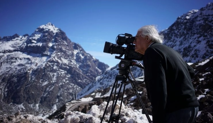 El cineasta chileno grabando en la Cordillera de los Andes. Foto Universidad de Chile