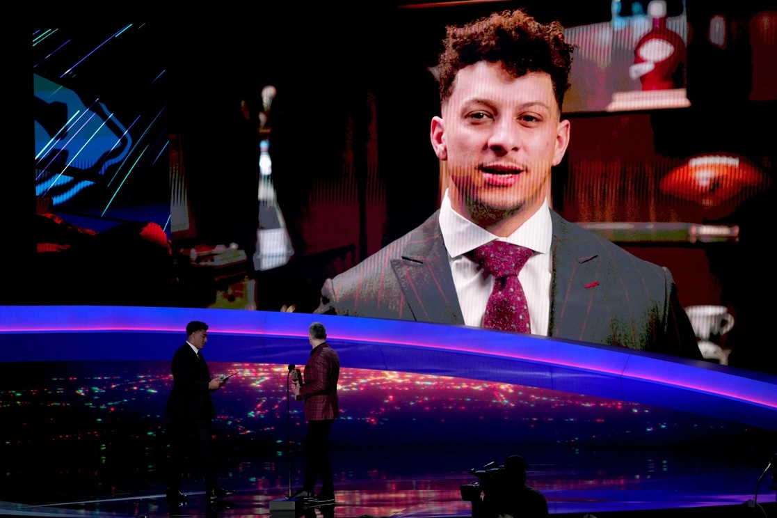 El jugador más valioso de los Kansas City Chiefs, Patrick Mahomes, acepta su premio, en un mensaje grabado, durante la entrega de premios NFL Honors antes del partido de fútbol americano Super Bowl 57. Foto Ap