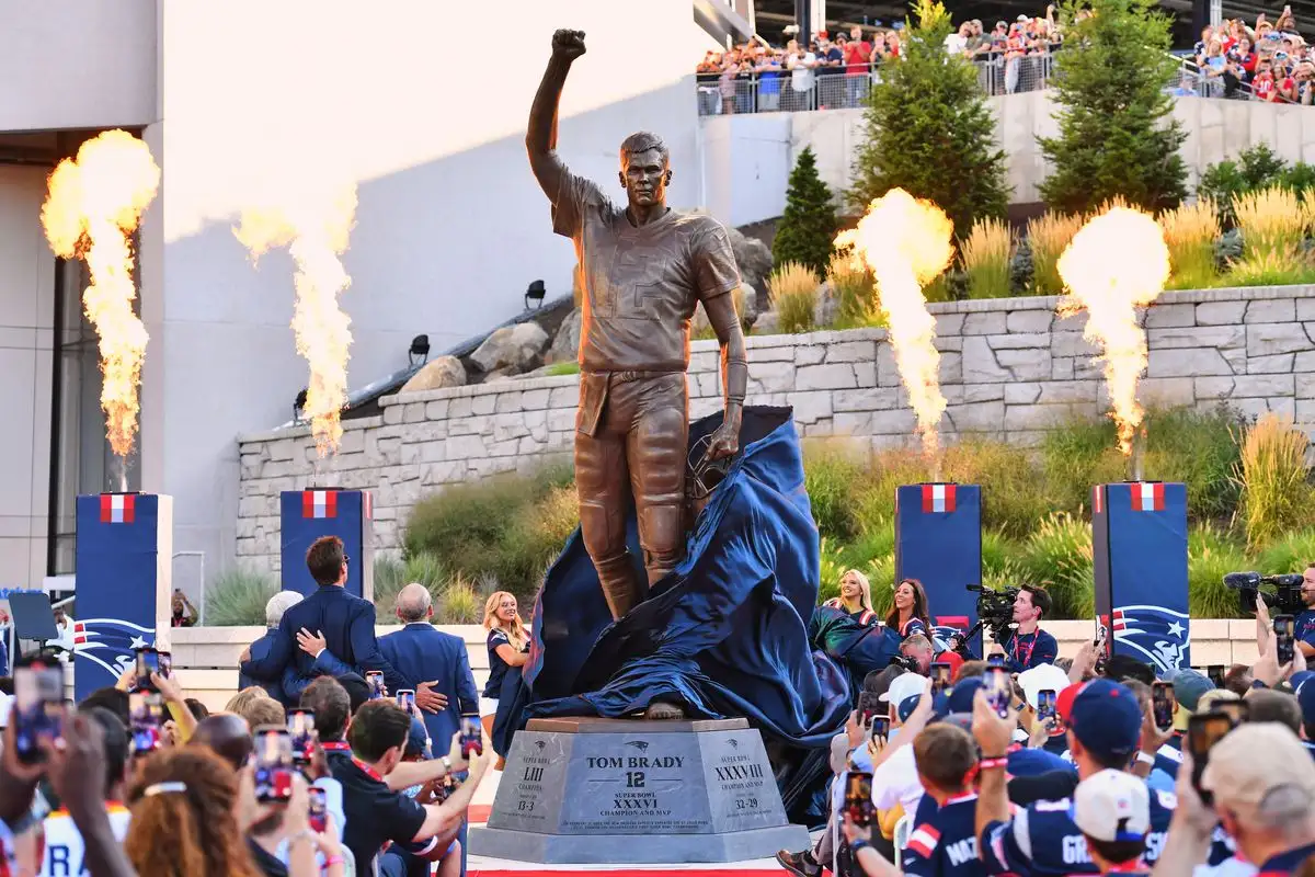 Una estatua de bronce del ex mariscal de campo de los New England Patriots, Tom Brady, se develó en Patriot Place Plaza antes de un partido de pretemporada de la NFL entre los Washington Commanders y los New England Patriots el viernes 8 de agosto de 2025 en Foxborough, Massachusetts. Foto