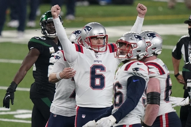 El jugador de los Patriotas de Nueva Inglaterra, Nick Folk (c) festeja al término del encuentro. Foto Ap