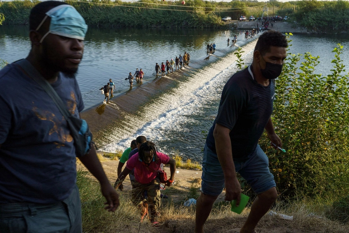 "Los coordinadores de procesamiento" se encargan de labores tardadas como revisar la documentación que será presentada en las cortes de migración. Foto Afp
