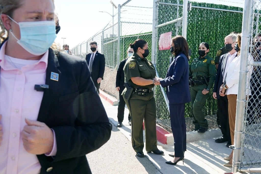 Kamala Harris con agentes de la Patrulla fronteriza. Foto Ap