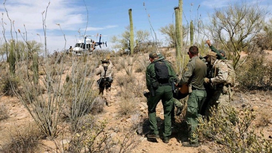 Un migrante guatemalteco fue encontrado en la zona montañosa conocida como Quijotoa, en el desierto de Arizona. Foto La Jornada
