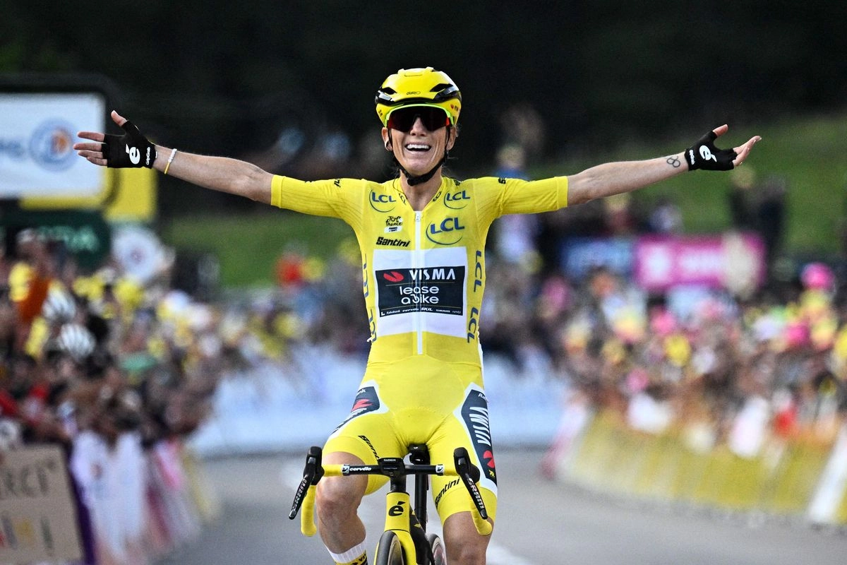 Pauline Ferrand-Prévot cruza la meta en primer lugar de la última etapa del Tour de Francia femenil, para consagrarse campeona de la prueba ciclista en Châtel, el 3 de agosto de 2025. Foto
