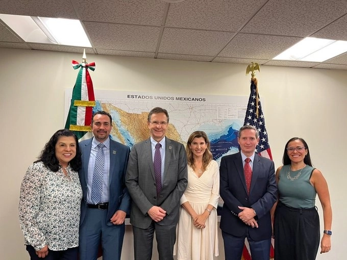 Esteban Moctezuma con líderes de redes de egresados de universidades mexicanas en Washington DC. Foto tomada del perfil del embajador