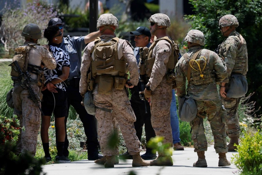 Marines y agentes de la Guardia Nacional detienen a unas personas en el edificio federal Wilshire, en Los Ángeles. Foto