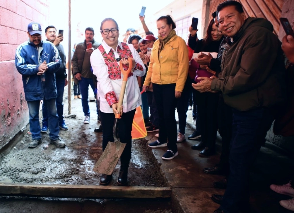 Vecinas de la zona expusieron que por años esperaron la pavimentación de sus calles, y se comprometieron a colaborar y dar su respaldo a Azucena Cisneros, primera mujer en gobernar Ecatepec desde el 1 de enero de este 2025. Foto La Jornada