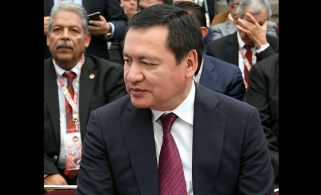 Miguel Ángel Osorio Chong, en un breve mensaje en Twitter, escribió que "los priístas no deben aceptar cargos de gobiernos de una extracción distinta y menos después de un resultado adverso (en las entidades que gobernaban), pues traicionan a la militancia”. Foto María Luisa Severiano / Archivo