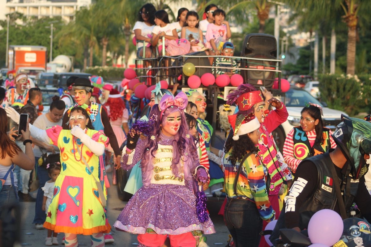 Mimos de distintas generaciones recorrieron la Costera Miguel Alemán, regalaron golosinas y destacaron la importancia de la sonrisa como acto de resistencia social. Foto