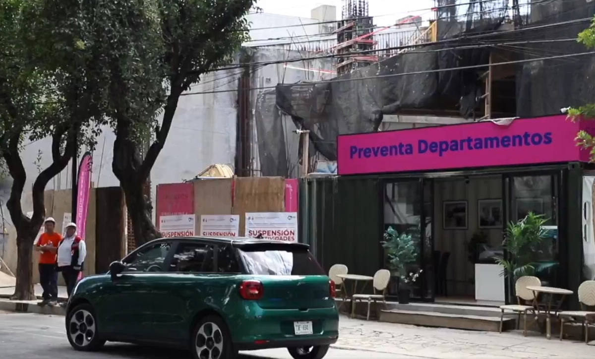 Sellos de suspensión de la obra donde se construyen 119 departamentos en la alcaldía Benito Juárez. Foto