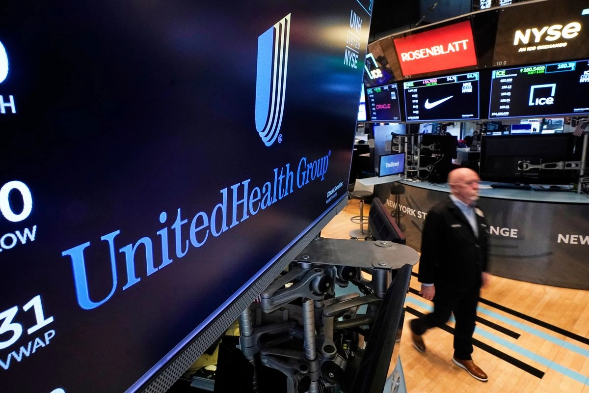 El logotipo de UnitedHealth Group aparece sobre un puesto de negociación en el piso de la Bolsa de Valores de Nueva York. Foto