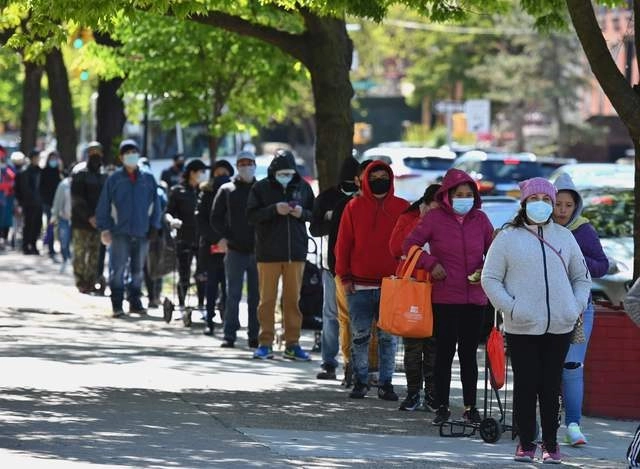 En imagen de mayo pasado, fila para recibir alimentos en Brooklyn, Nueva York. Foto Afp